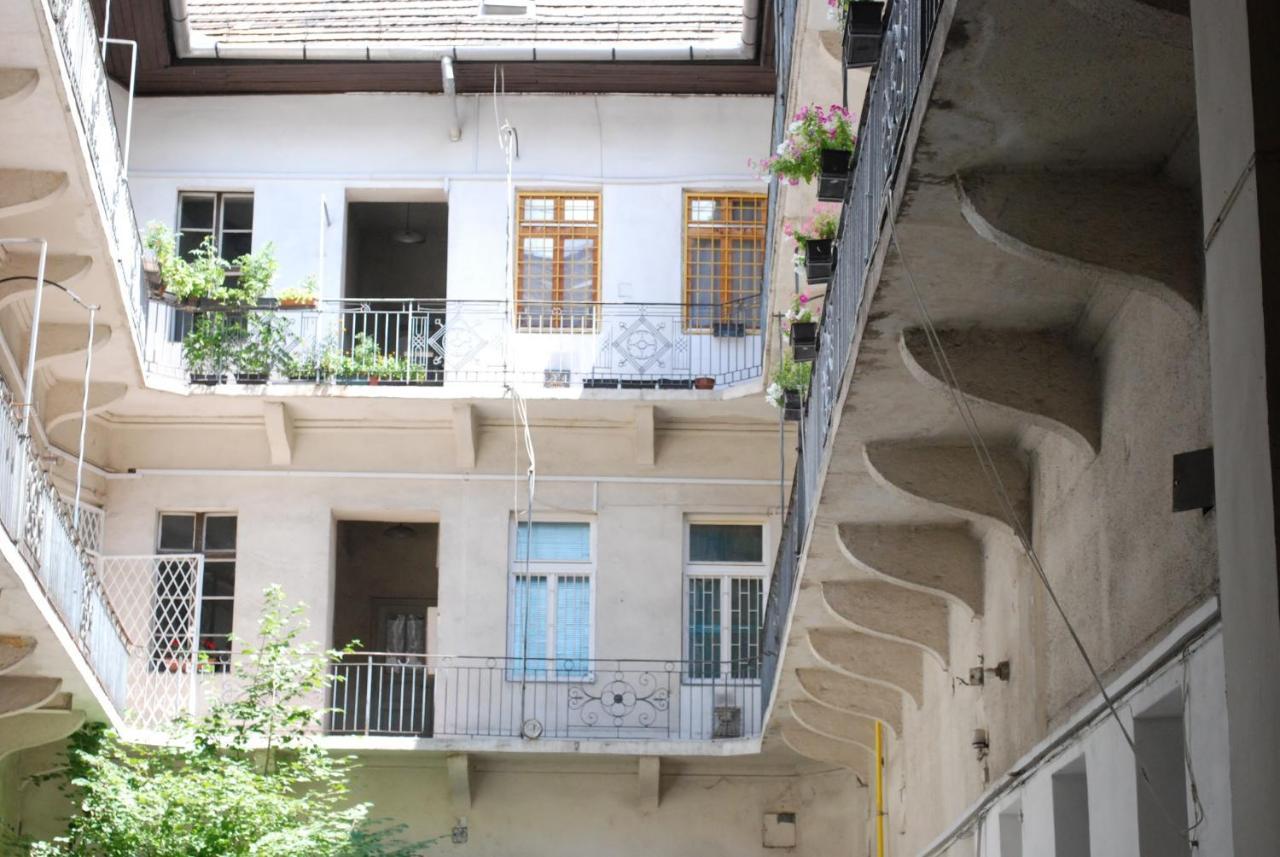Stylish Studios Apartment In The City Center With Air Conditioning Budapest Bagian luar foto